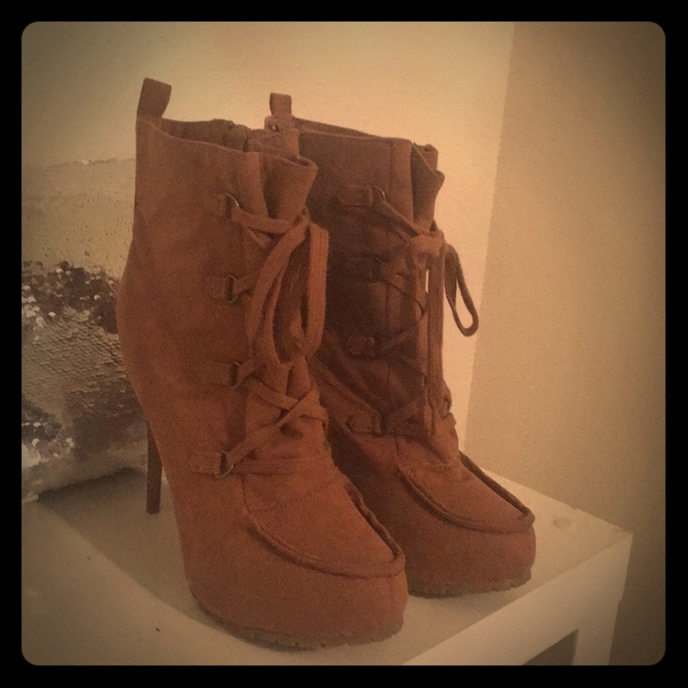 Heeled boots, lace up, animal print interior
